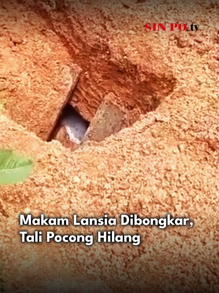 Warga Kecamatan Seputih Mataram, Kabupaten Lampung Tengah, Lampung, digegerkan dengan peristiwa terbongkarnya makam seorang lansia berusia 89 tahun. Tidak hanya dibongkar, tali pocong jenazah lansia tersebut juga hilang setelah makamnya dirusak oleh orang tak dikenal. #sinpotv #pencurian #makam #berita #beritatiktok #beritaterkini #fyp #viral