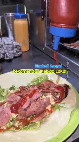 Nemuin Kebab dan Burger lokal kaki 5 yang enak sekaligus murah nih, Kawasan Ampel memang terkenal akan makanan timur tengahnya salah satu ya adalah Kebab. Saat jalan2 kesana aku nemuin salah satu penjual kebab yang cukup ramai. Jual Burger dan Kebab harganya termasuk ramah dikantong. Pakai daging sapi, isian dagingnya banyak dan berbumbu. Untuk ukuran jumbo porsinya juga mengenyangkan. Pantes sih kalau rame ! 📌  Kebab Mansyur Depan Indomaret Nyamplungan - Jl. KH Mas Mansyur no. 193, Nyamplungan, Kec. Pabean Cantikan, Surabaya 👍  Recommended #kebab #kebabampel #kebabsurabaya #dinjajanin #jajanansurabaya 