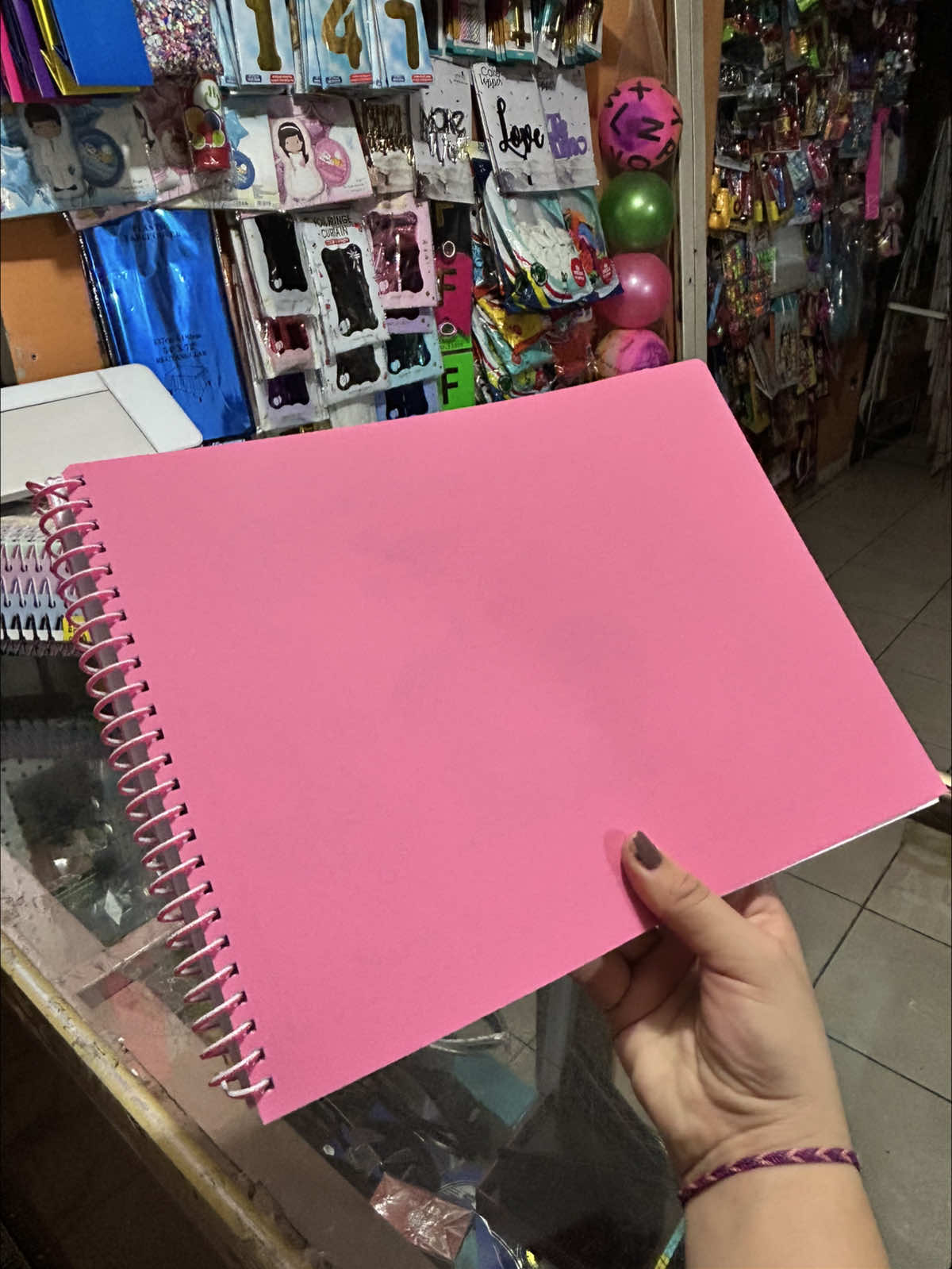 Un pequeño momento de nuestro día en la papelería haciendo un engargolado rosita 🥰. #papelería #engargolado #papeleriabonita #midia 