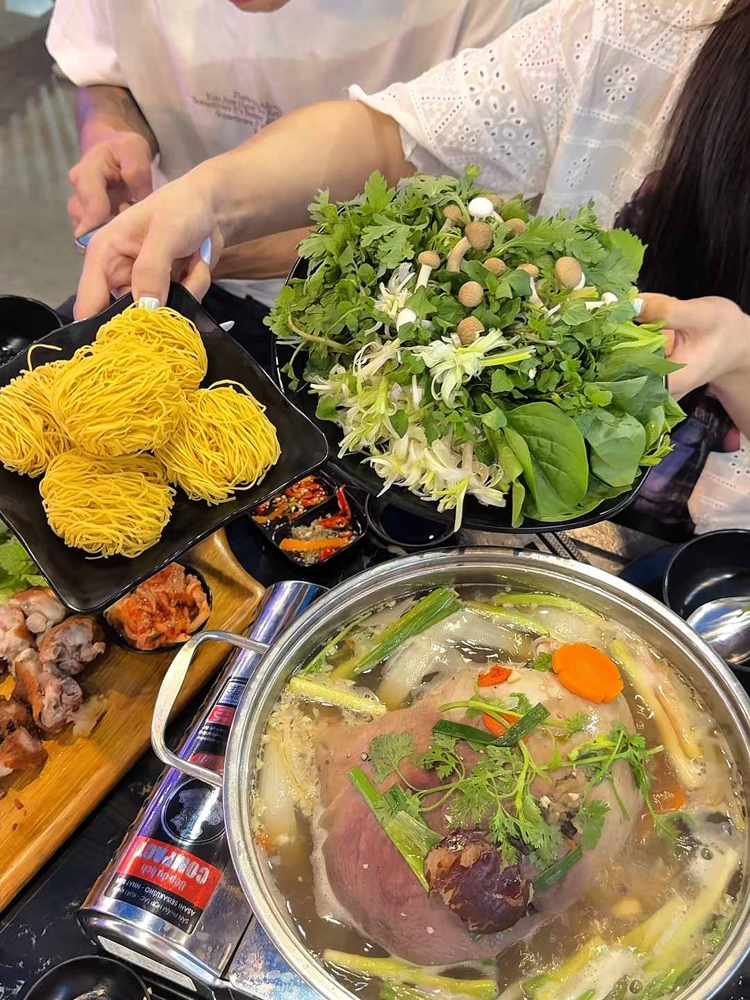 🛶 ẨM THỰC SÔNG QUÊ - NƠI HỘI TỤ TINH HOA MIỀN SÔNG NƯỚC! 🛶 🤤Đến với Ẩm Thực Sông Quê khách hàng sẽ trải nghiệm một không gian rộng rãi, thoáng mát, cùng menu đa dạng, phong phú từ lẩu bao tử ôm gà thơm ngon, gà tre đập nồi đất độc đáo đến giò heo quay da giòn và nhiều món hải sản tươi rói khác, Sông Quê hứa hẹn sẽ mang đến cho bạn những trải nghiệm vị giác khó quên.  ❤️ Đặc biệt, quán còn có nhiều phòng riêng đáp ứng mọi nhu cầu: từ liên hoan công ty đến tiệc sinh nhật ấm cúng. Còn chần chừ gì mà không đến và khám phá ngay! 📞 Hotline: 0976847339 - 0865694868  📍 Địa chỉ: 77 Tầm Vu, P. Tân An, TP. Cần Thơ #Amthucsongque #xuhuong #nhahang