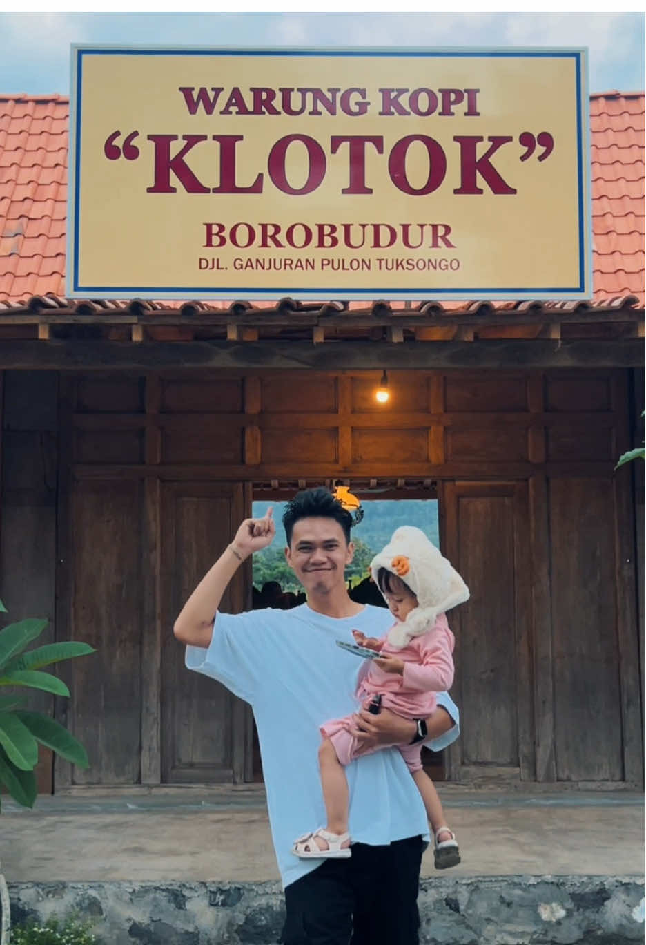Kopi ada, makanan juga ada. Vibes? Gak usah ditanya lagi 😍 @kopi klotok borobudur  #fyp #viral #magelang24jam #ngopi 