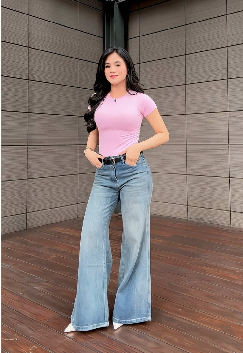 Jeans itu selalu jadi penyelamat styling sehari-hari. Tinggal mix dengan basic top aja, look langsung effortless tapi tetap on point! 🤍✨ #flaredjeans #baggyjeans #jeansoutfit #jeanswideleg #outfitinspo 