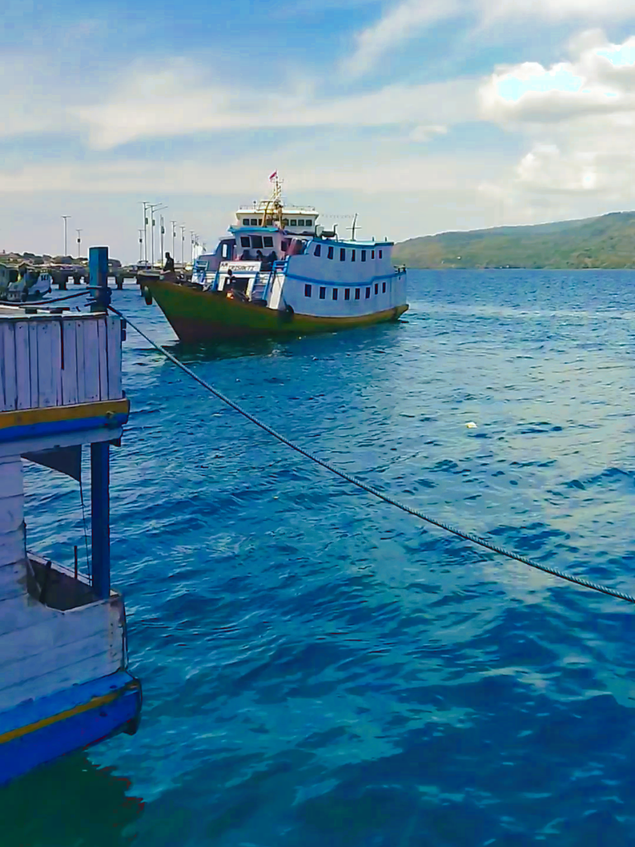 Larantuka - Solor Pu Transportasi laut #larantuka  #solor  #tanalein 