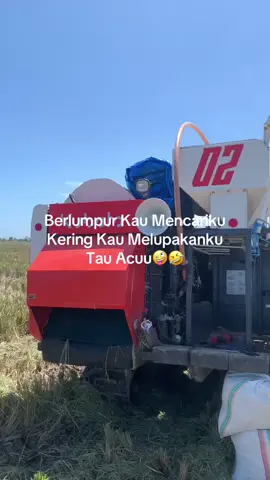 Haha iya Sama Eh🤣🤣#sessajaki #kubotadc70pro #petaniindonesia🇮🇩🇮🇩🇮🇩🌿🌿 #wijapaggalung🌾 #TIGAPUTRA 
