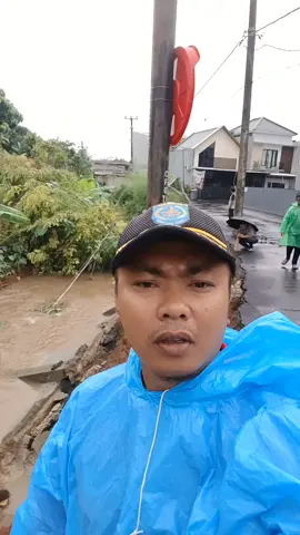 izin melaporkan, terjadi longsor yg mengakibatkan tembok roboh di RW. 04 Kelurahan Pondok Petir - Bojongsari - Depok #pondokpetir #bojongsari #depok