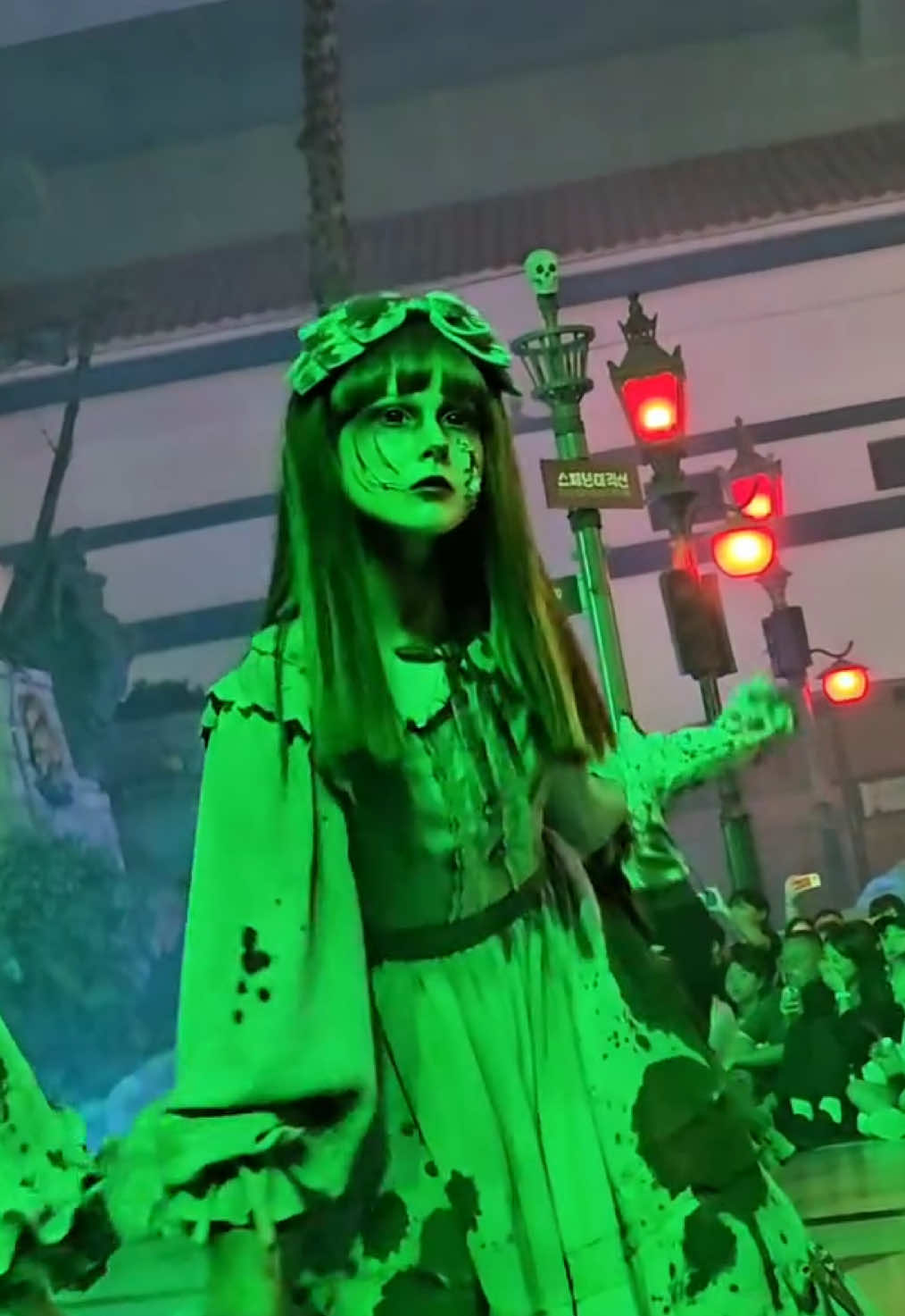 video from inst: jeo_yeon0905 #lotteworld #롯데월드 #롯데월드할로윈 #korea #horrorshow 