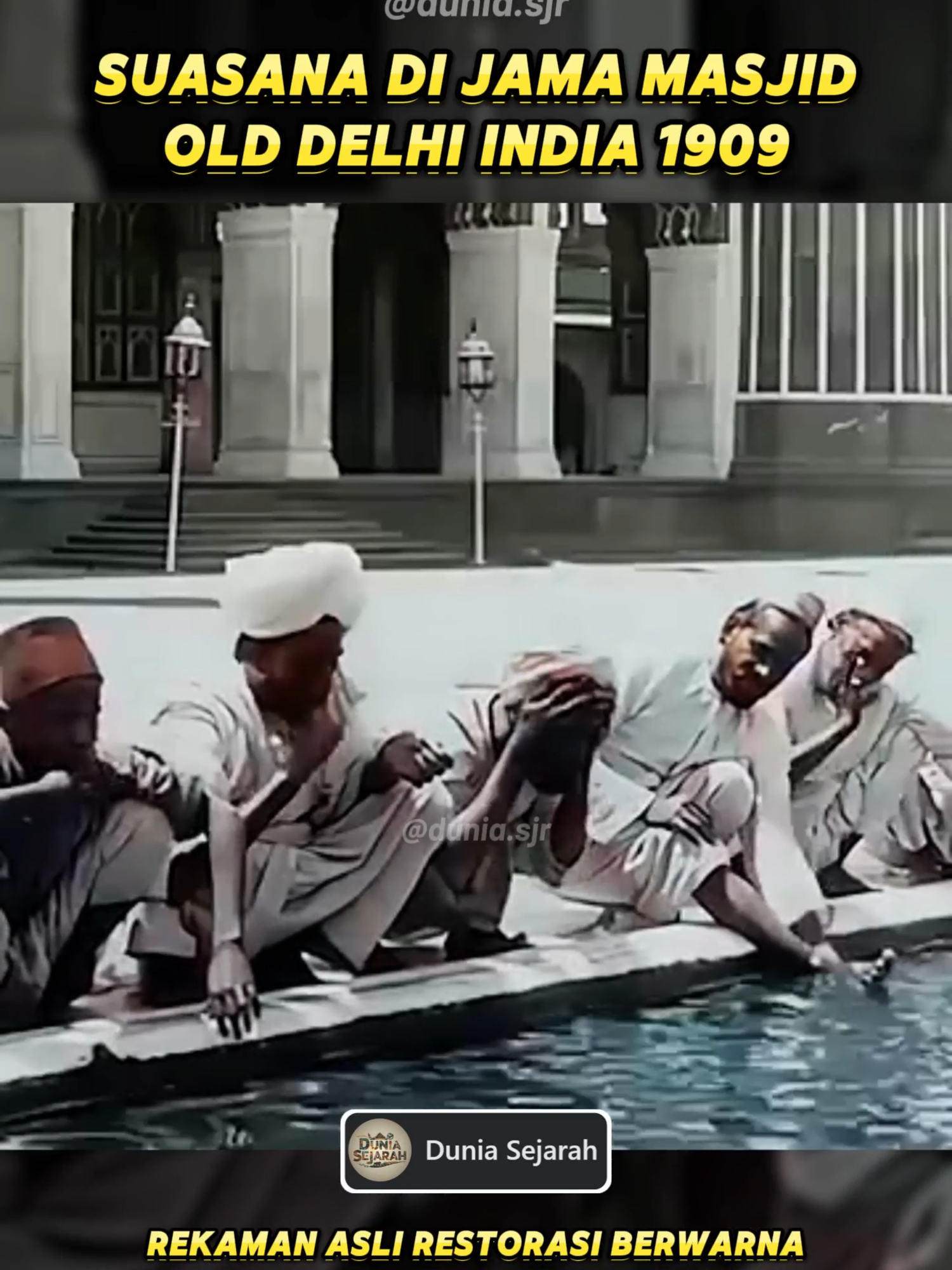 Rekaman bersejarah tahun 1909 di Jama Masjid, Delhi, India menampilkan suasana kehidupan Muslim lebih dari seabad lalu. Terlihat aktivitas umat Islam berwudhu di kolam halaman sebelum melaksanakan shalat berjamaah. Jama Masjid dibangun oleh Kaisar Mughal Shah Jahan antara 1650–1656, dan menjadi salah satu masjid terbesar di India dengan kapasitas lebih dari 25.000 jamaah. Sejak masa Mughal hingga era kolonial, tempat ini bukan hanya pusat ibadah, tetapi juga pusat kehidupan sosial dan budaya umat Muslim di Delhi. #JamaMasjid #OldDelhi #SejarahIslam #Delhi #TradisiMuslim #Heritage #IndiaHistory #rekaman #FYP #ViralShorts