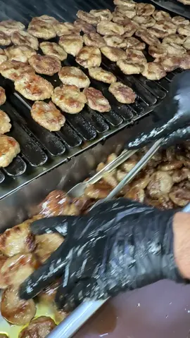 Ankara İskitler Sanayi Bizim Köfteci Yılmaz Ustanın Sıra Bekleten Mühürlü ve Şerbetli Köfteleri…😎😎 #türkiye #kahramanmaraş #köfte #gurmemarask 