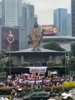 Some pro-democracy groups stage a rally outside the EDSA Shrine in Quezon City on Thursday, September 11, 2025 to denounce alleged large-scale corruption in flood control projects and demand accountability from government officials. The rally was joined by members of Members of Tindig Pilipinas, NAGKAISA! Labor Coalition, Kalipunan ng Kilusang Masa, Simbahan at Komunidad Laban sa Katiwalian (SIKLAB). | via Maria Tan, ABS-CBN News #abscbnnews #fyp #news #newsph