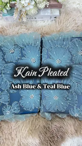 Gabungan #AshBlue & #TealBlue dengan sentuhan lace Chempakasari Teal Green, hasilkan look yang classy, anggun dan nampak premium.  Sekali pandang dah terpikat, dua kali pandang terus nak grab.  Kalau korang suka mcm ni, boleh cepat order tau  #kainpasang #kainraya #borderlace 