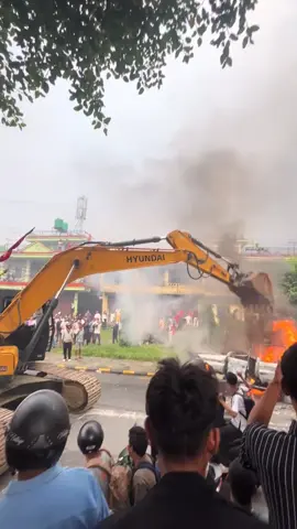 sampai pake ekskavator gak tuh. #nepal #chaos #corruption #genz #nepa 