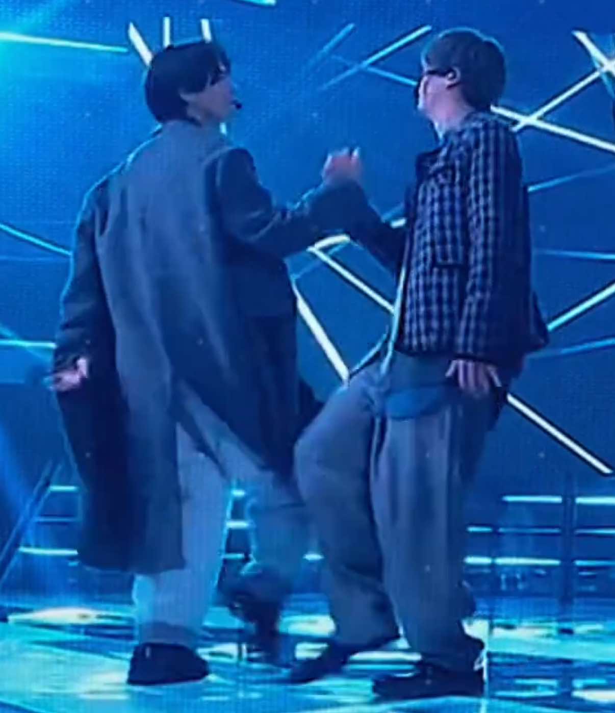 お互いの肩に手を置く振りなのに、脱退発表後のトレトレだけは手握り合って、2人ともすごい嬉しそうにしてたの一生忘れられないよ😭😭 #平野紫耀 #髙橋海人 