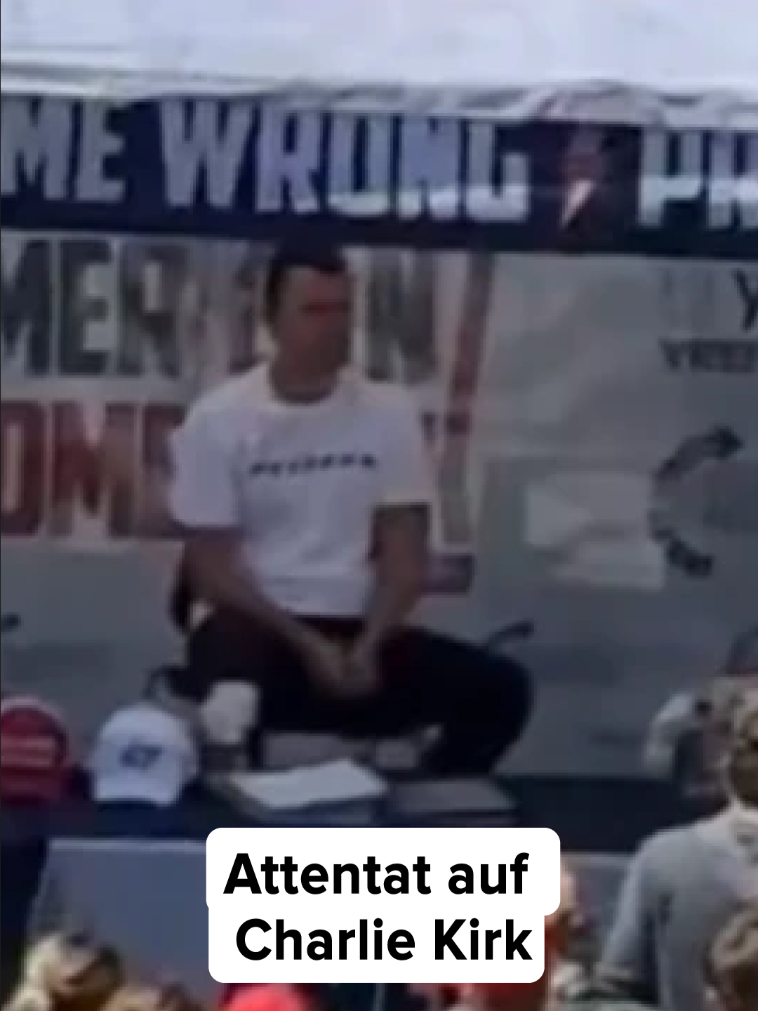 Attentat auf Charlie Kirk 👇🏼  Der bekannte rechte US-Politinfluencer Charlie Kirk wurde bei einer Veranstaltung an einer Universität in Utah auf der Bühne erschossen. Der Täter ist weiter unbekannt und auf der Flucht. Zwei Personen, die fälschlicherweise festgenommen wurden, sind nach einem Verhör wieder auf freiem Fuss.  Kirk erreichte mit seinen Veranstaltungen und auf Social Media ein Millionenpublikum. Er war ein enger Verbündeter von Donald Trump. Trump macht «radikale Linke» und deren Rhetorik für den Tod Kirks verantwortlich. Andere US-Spitzenpolitiker beider Lager äusserten sich versöhnlicher.  #watson #watsonnews #charliekirk #usa