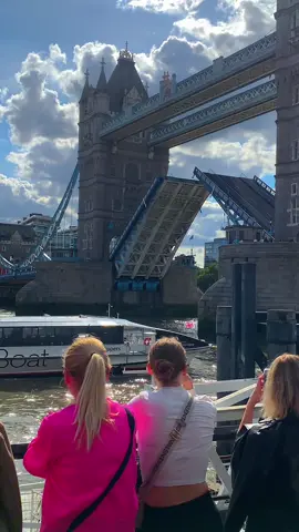 Welcome to london 🇬🇧 #viral #unitedkingdom #ibyyy_trvl #travel #londonlife 