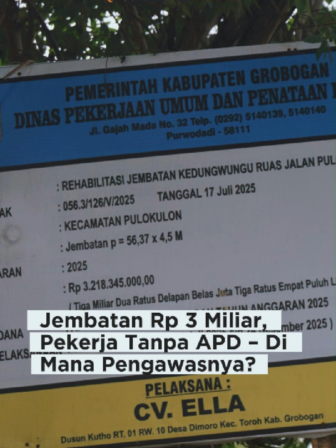 Proyek rehabilitasi Jembatan Kedungwungu di Kecamatan Pulokulon, Kabupaten Grobogan, Jawa Tengah, menjadi sorotan publik. Proyek senilai Rp 3 miliar dari APBD Grobogan Tahun Anggaran 2025 ini diduga mengabaikan standar keselamatan kerja (K3). Pantauan di lapangan, sejumlah pekerja terlihat tidak menggunakan alat pelindung diri (APD) meski bekerja di ketinggian sekitar 10 meter. Lebih ironis lagi, pengawas lapangan tidak tampak di lokasi ketika tim mencoba melakukan konfirmasi. Kasus ini memunculkan pertanyaan serius terkait pengawasan proyek miliaran rupiah tersebut. Padahal, Undang-Undang Ketenagakerjaan jelas mengatur sanksi berat bagi kontraktor yang lalai dalam penerapan K3, mulai dari teguran administratif, penghentian kegiatan, hingga pencabutan izin usaha dan blacklist. Apakah proyek ini hanya mengejar target, tanpa memperhatikan keselamatan para pekerja? Simak liputan lengkapnya hanya di Gemadika.com. #gemadika #news #BreakingNews #beritaterkini #fyp #viraltiktok #viralvideo #fypツ #viral #indonesia #grobogan #pembangunan #jembatan