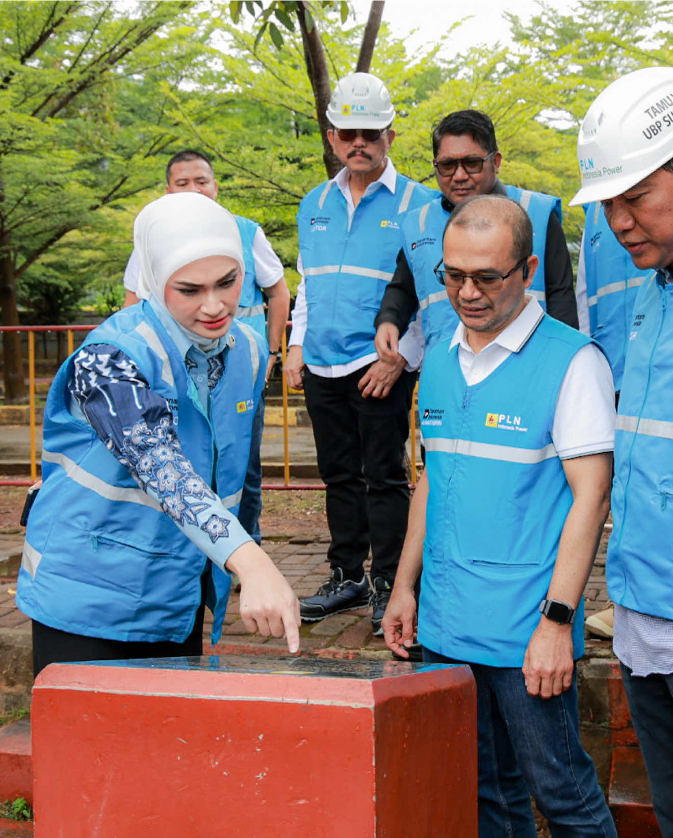 Hari ini Komisi XII DPR RI meninjau pengelolaan limbah padat PLTU Suralaya, yaitu fly ash dan bottom ash (FABA). Dulu dianggap beban, kini FABA bisa jadi konblok, campuran semen, bahkan material untuk ecopark masyarakat 🌱 Praktik baik ini bukti nyata energi bisa berkelanjutan sekaligus ramah lingkungan. #putrizulkiflihasan #komisixiidprri #lingkunganhidup #FABA #circulareconomy 