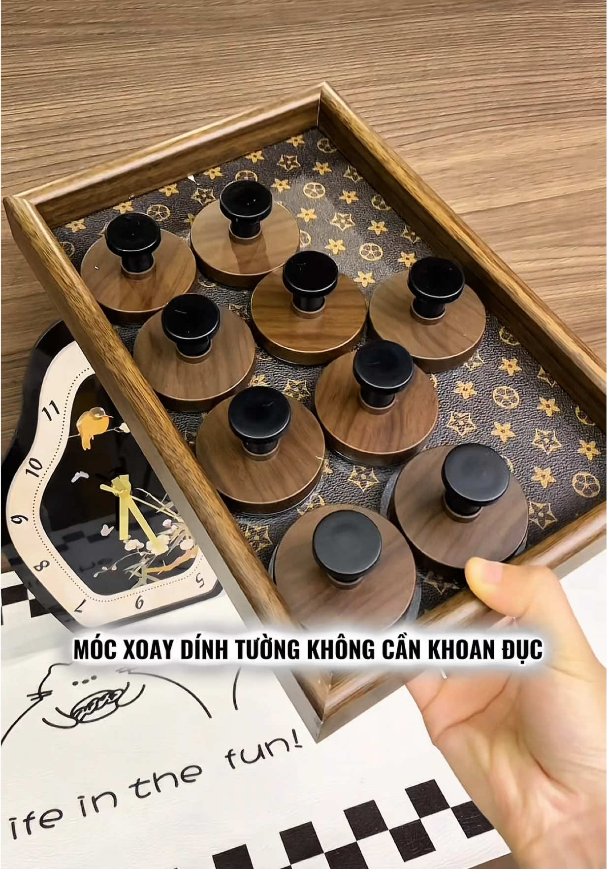 ✨”Móc Xoay Dính Tường” màu vân gỗ thể hiện sự sang trạng cho không gian ở, với lực hút chắc chắn, bền sử dụng để treo đồ vật trong nhà rất tiện ích!! #moctreothongminh #tienich #creatorsearchinsights #thietthuc #jizonguyen 