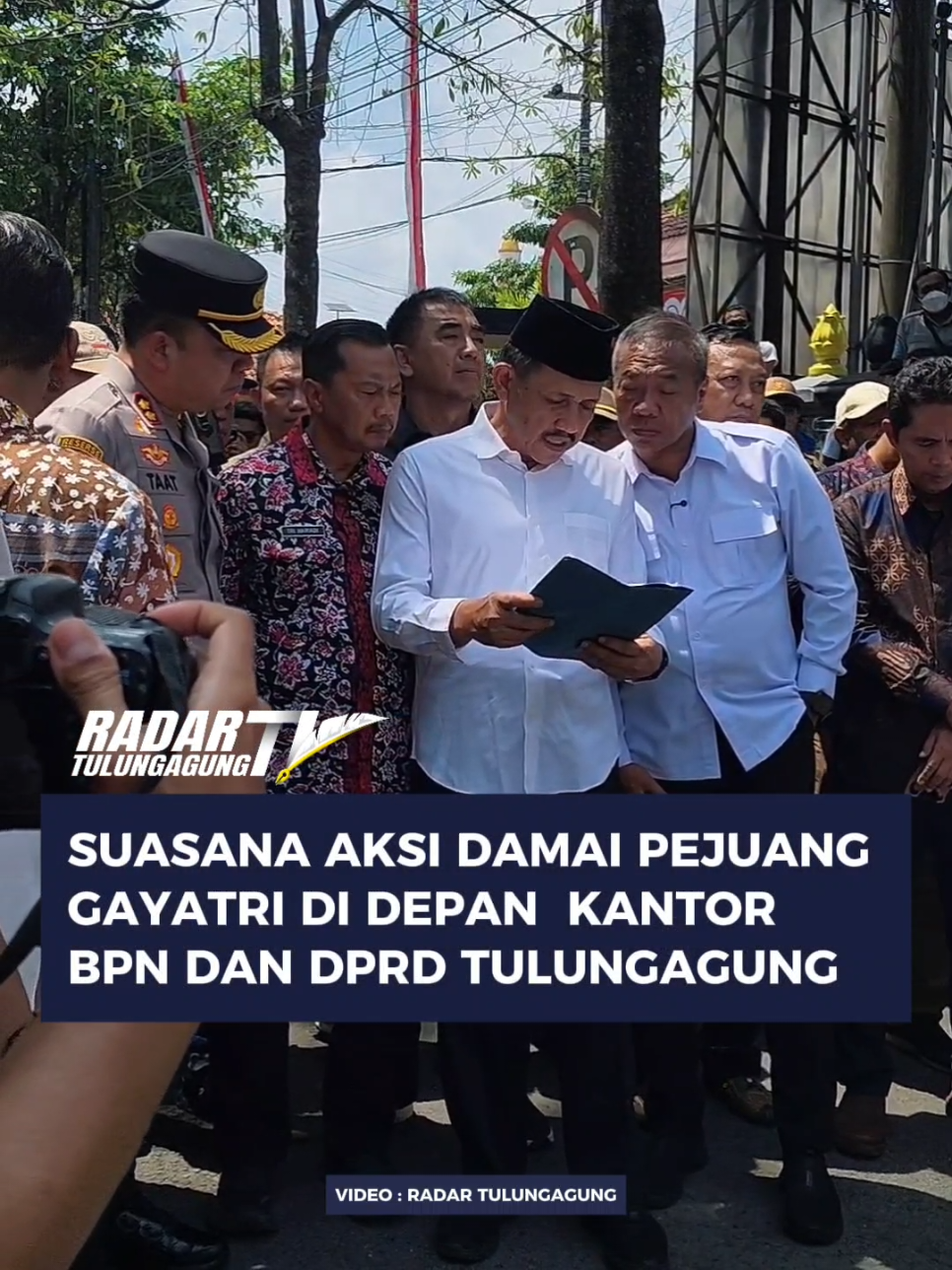 Hari ini, Kamis (11/9/2025), masyarakat Tulungagung yang mengatasnamakan Pejuang Gayatri menggelar aksi damai. Mereka berkumpul di depan Kantor BPN Tulungagung lalu melanjutkan perjalanan menuju Gedung DPRD untuk menyuarakan aspirasinya. Suasana aksi berlangsung tertib dan aman.  #AksiDamai #PejuangGayatri #Tulungagung #AksiTertib #SuasanaAman 
