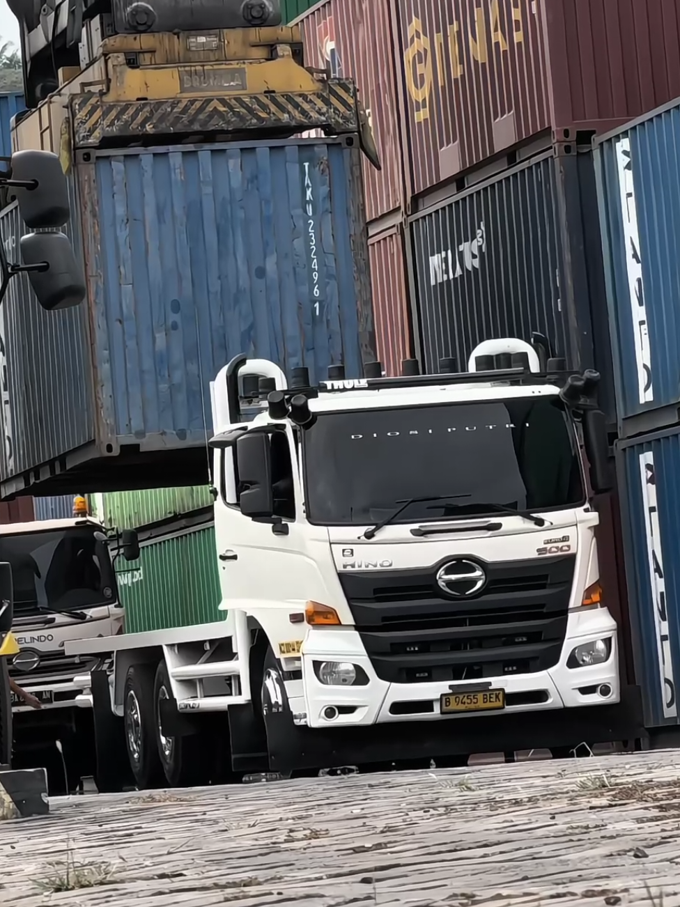 diosi PUTRI😎🤙🏻@Deloprasetya #stylesumbar #trukpadang #hino500 