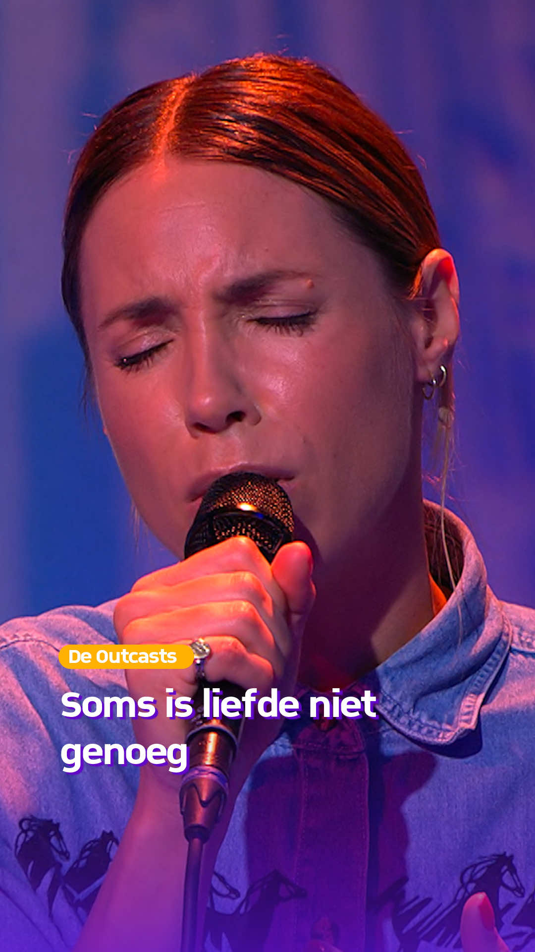 “Soms is liefde niet genoeg” 📌 In de voorstelling ‘Doekje voor het Bloeden’ strijden vijf acteurs om jouw medelijden voor de arme, thuisloze Willem. Kiki van Deursen speelt de moeder van Willem. Zij stuurt hem het huis uit, en op een gegeven moment komt hij in dakloosheid terecht. Jaren later komt zij tot inkeer en dan zingt ze dit nummer.  🎵Muziek door Kiki van Deursen (zang) en Milan Sekeris (gitaar).  📺Kijk de gehele uitzending nu terug op NPO Start.