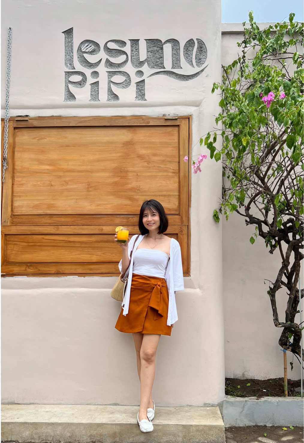 BARU LAGI ✨ Tempat lama yang di sulap jadi kaya di bali, mereka ga cuman serve minuman tapi juga ada makanan yang bisa buat kalian betah. Mau liat makanan nya apa aja? Boleh komen “bali” biar bisa aku kirim menu dan info lengkap nya #lesungpipi #lesungpipisolo #exploresolo #dolansolo #makanansolo   