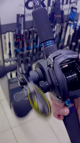 🔥 AJIKING ATOM MAX 🔥 Features: • Drag power 7kgs • 5 + 1ball bearings • Gear ratio 7.2:1 • High density graphite construction • Machined cut aluminum spool • Magnetic cast control system • Audible star drag • Aluminum handle with rubber knob • Available colour: Red, Blue,Black 📍𝑨𝒗𝒂𝒊𝒍𝒂𝒃𝒍𝒆 𝑺𝒕𝒐𝒄𝒌 𝒂𝒕 𝐓𝐂𝐄 𝐓𝐀𝐂𝐊𝐋𝐄𝐒 𝐒𝐈𝐁𝐔 𝐉𝐀𝐘𝐀 𝐓𝐂𝐄 𝐓𝐀𝐂𝐊𝐋𝐄𝐒 : “𝐋𝐄𝐁𝐈𝐇 𝐃𝐄𝐊𝐀𝐓,𝐋𝐄𝐁𝐈𝐇 𝐌𝐔𝐑𝐀𝐇“🤙🏻 ⏰𝑶𝒑𝒆𝒓𝒂𝒕𝒊𝒐𝒏 𝑯𝒐𝒖𝒓𝒔:𝟏𝟎.𝟑𝟎𝐀𝐦-𝟕.𝟎𝟎𝐏𝐦 📞:https://www.wasap.my/60133345856 📍 Lot 5856 (Sublot 15), Block 1, Menyan Land District, Sibu Jaya 96000 Sibu, Sarawak. (Berhadapan Kim Hock Foodcourt). (Sebaris Kim Hock Save Zone RM2.60) #tcetackles #ajiking #ajikingbc 