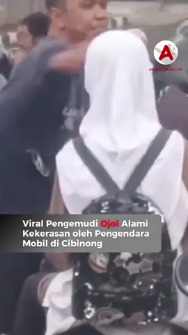 Sebuah rekaman video yang memperlihatkan aksi kekerasan terhadap pengemudi ojek online (ojol) di kawasan Simpang RSUD Cibinong, Kabupaten Bogor, Jawa Barat, ramai diperbincangkan warganet. Dalam tayangan yang beredar pada Kamis (11/9/2025), seorang pria yang mengendarai mobil terlihat terlibat cekcok dengan seorang ojol yang saat itu sedang membawa penumpang. Perdebatan singkat berujung pada tindakan kasar. Pria pengendara mobil tersebut tampak melayangkan pukulan ke arah pengemudi ojol. Meski berusaha menghindar, sang ojol tetap terkena serangan sebelum akhirnya pelaku kembali masuk ke mobilnya dan meninggalkan lokasi. Belum diketahui penyebab pastinya pri tersebut memuk*l ojol.  Hingga saat ini, belum ada informasi lebih lanjut terkait laporan resmi ke pihak kepolisian mengenai insiden tersebut. Follow terus @ayoindonesiacom #cibinong #ojol #viral 