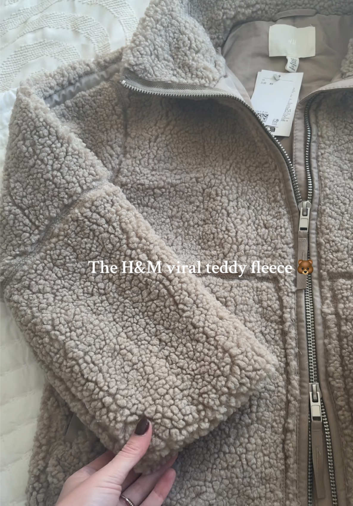 So glad to get my hands on the viral fleece this year 🤩 I fear I will live in this 🤌🏼 #hm #hmteddyjacket #fleece #autumnstyle 