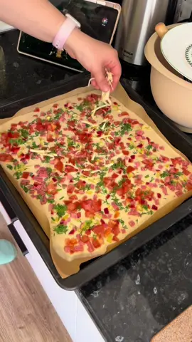 Ýaltalaň Pizzasy 2-yumurtga 0,5 çaý çemçe duz  2 çaý çemçe şeker  2-käse süýt  2-käse un  0,5 çaý çemçe soda  0,5 çaý çemçe paprika  Azajyk göz-çen bn ýag  #turkmenistan🇹🇲 #aşgabat🇹🇲🇹🇲☝️☝️keşfet #pizza #beniöneçıkart 