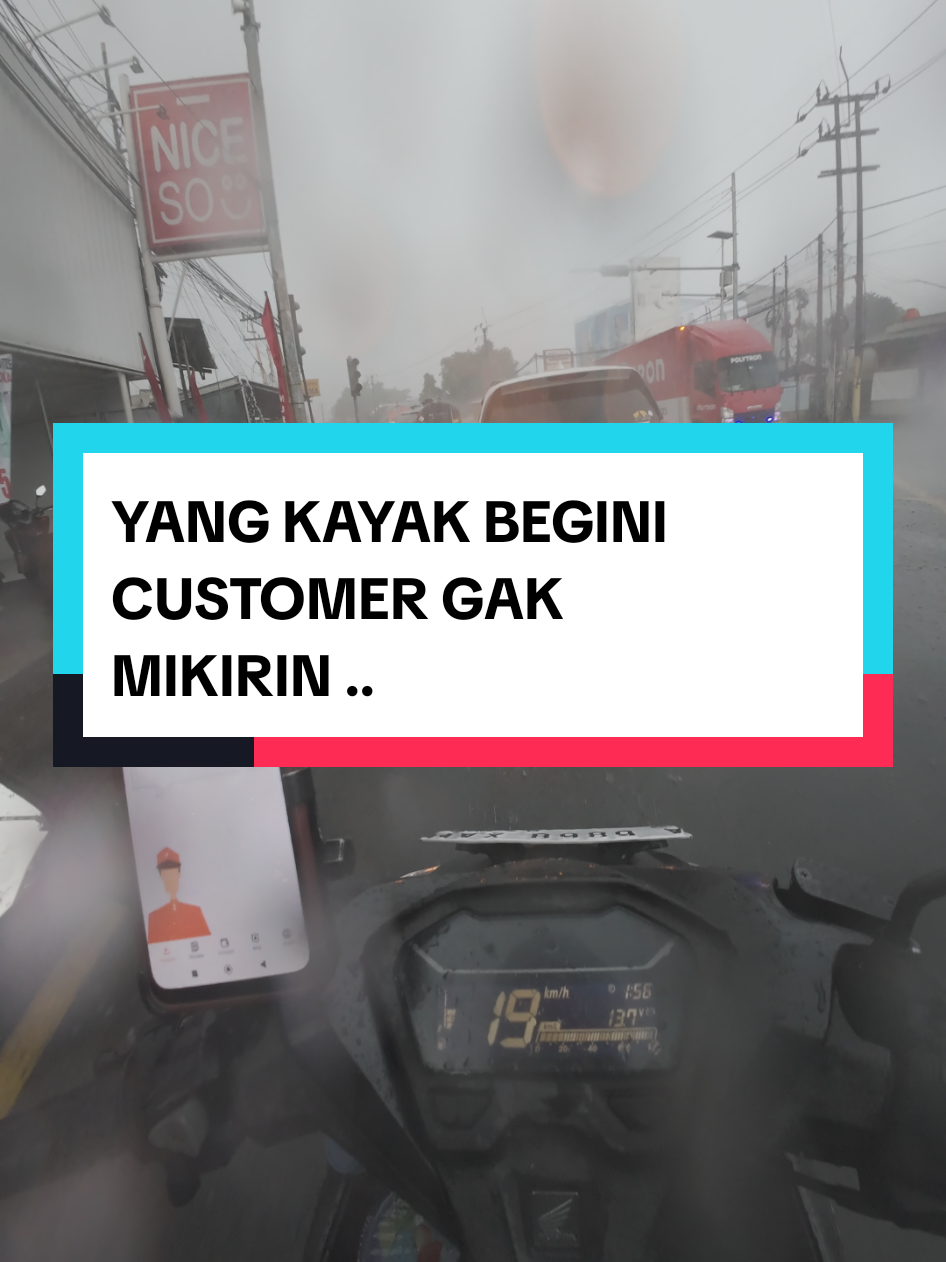 Suka duka nya anterin paket pas kejebak hujan deres ,, apapun resiko nya diambil supaya orderan cepet selesai . Yang begini customer belum tentu mikirin #fyp #ojolvlog #lalamove #hujan🌧️ 