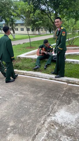 Rất đẹp trai và cần gửi bài hát đến hậu phương ở nhà 🥰