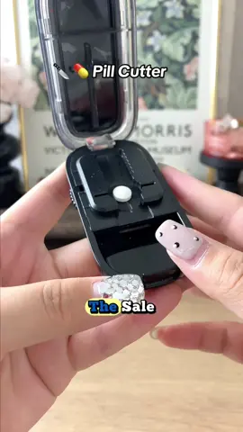 ⏰📲👇The self-contained tablet cutter is very small and portable, which can accurately control the dosage of the pill.#tictokshopping #tiktokmademebuyit  #pillbox  #dealsforyoudays #tiktokshop 