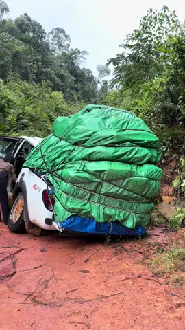 Sedih banget ya Allah, kondisi mobil kek gini, mana hujann-hujan ditengah hutan, jarang ada yang lewat!! 🥲🫣#fyppppppppppppppppppppppp#mytrip#jalanrusak#jalanrusaklampung 