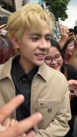 Nhìn Hùng cười hạnh phúc vì luôn luôn đi & về trong vòng tay chờ đón của Muzik mà thấy thương @Quang Hùng MasterD  📸 Cre: tranmyngoc061 #QuangHungMasterD  #Fendi #FendiFW2025 #Muzik 