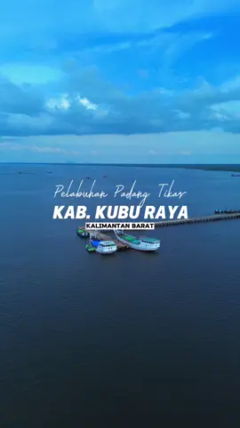 📍Pelabuhan Laut Padang Tikar di Kubu Raya adalah pintu gerbang pesisir yang menghubungkan perdagangan, hasil laut, dan mobilitas warga. Suasana khas nelayan dan kapal tradisional menjadikannya pusat ekonomi sekaligus wajah kehidupan maritim daerah. #padangtikar #batuampar #kuburaya #kalimantanbarat #fyp 