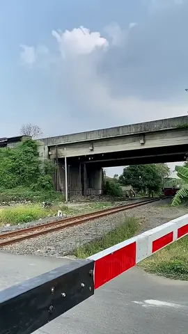 Tiba2 kereta ngrem mendadak setelah lewat Fly Over, Bisa begitu ya lokomotif nya 🤔 Video punya YT nya @Azwa Girly  #kai121_ #keretaapi #keretaapiindonesia 