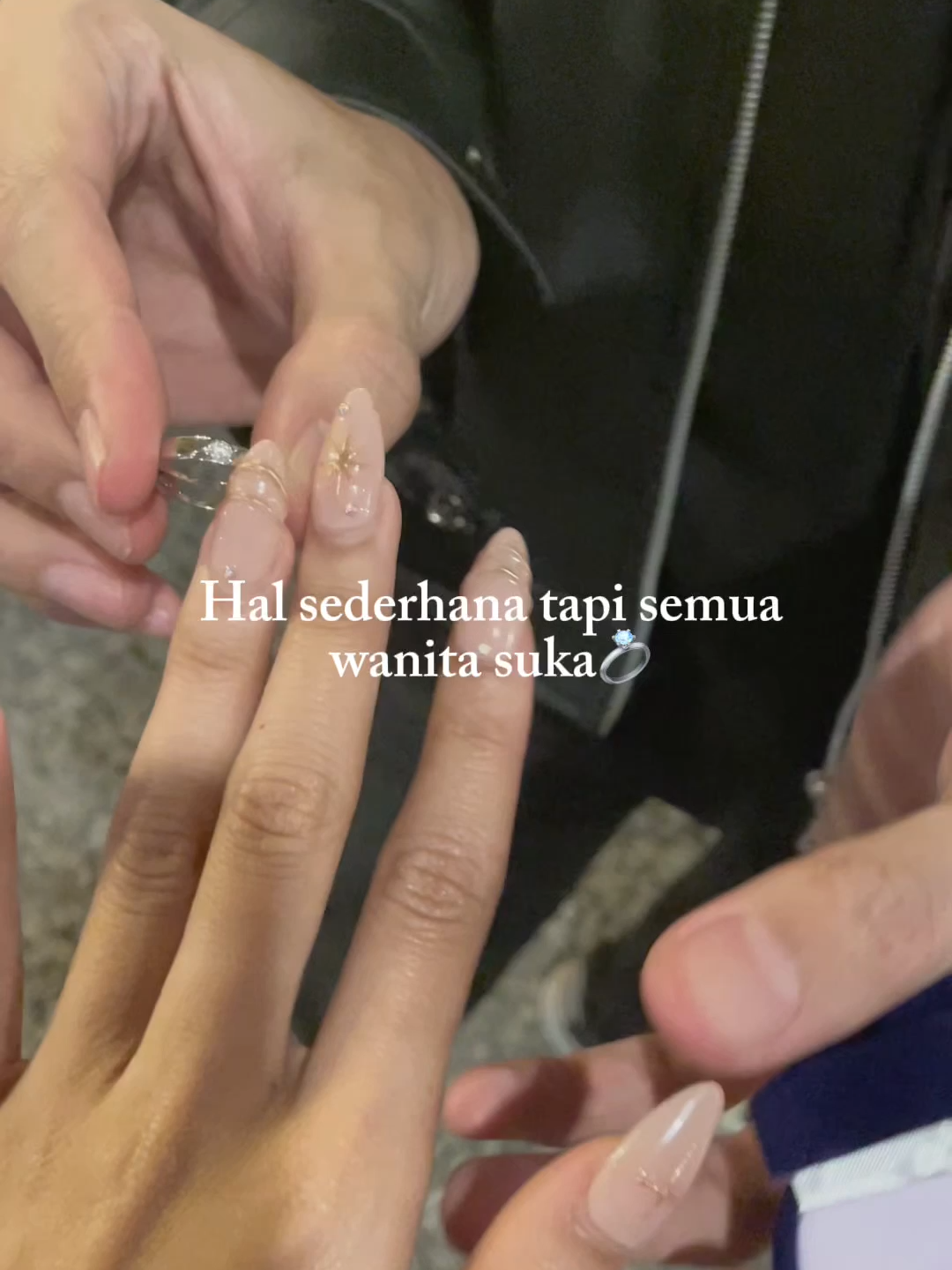 Hal sederhana tapi ngga semua pria bisa iket secara pribadi pasanganya🙂 Kasih cincinya ngga harus yang mahal ko cincin 100ribuan juga gapapa banget loh🥰❤#foryoupag #foryoupageofficial #foryou #Cincin #cincincouple #cincin #cincintunangan