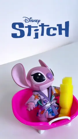 🛁💖 A hora do banho ficou muito mais divertida com a Angel da coleção Disney Stitch da Cotiplás! Com roupão fofinho, banheira colorida e toda a qualidade que você já conhece, as crianças vão se encantar em cada momento de imaginação e carinho. ✨ Diversão, cuidado e momentos inesquecíveis estão garantidos! 💬 Conta pra gente: quem você levaria para brincar com a Angel na hora do banho? #Stitch #Disney #Angel #Cotiplás #BanhoDivertido 
