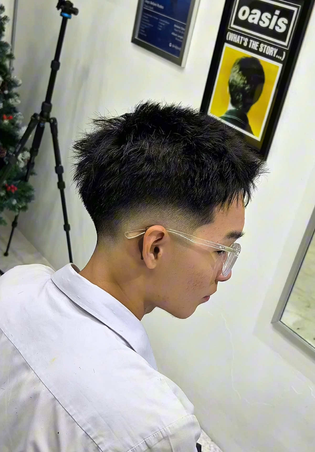Low drop fade 🔥  • แนะนำให้จองคิวก่อนเข้าใช้บริการ  • เปิดบริการทุกวัน 10:00 น. - 18:30 น. (หยุดวันพุธ) 📍 สถานที่ตั้ง :  • แผนที่ร้าน CHIC BARBER (ตรงข้ามห้างสุขอนันต์ปาร์ค สระบุรี) (มีไฟหมุนสีส้มเล็กๆหน้าร้าน)  #ร้านตัดผมสระบุรี #chicbarber  #ตัดผมชาย  #สระบุรี #haircut