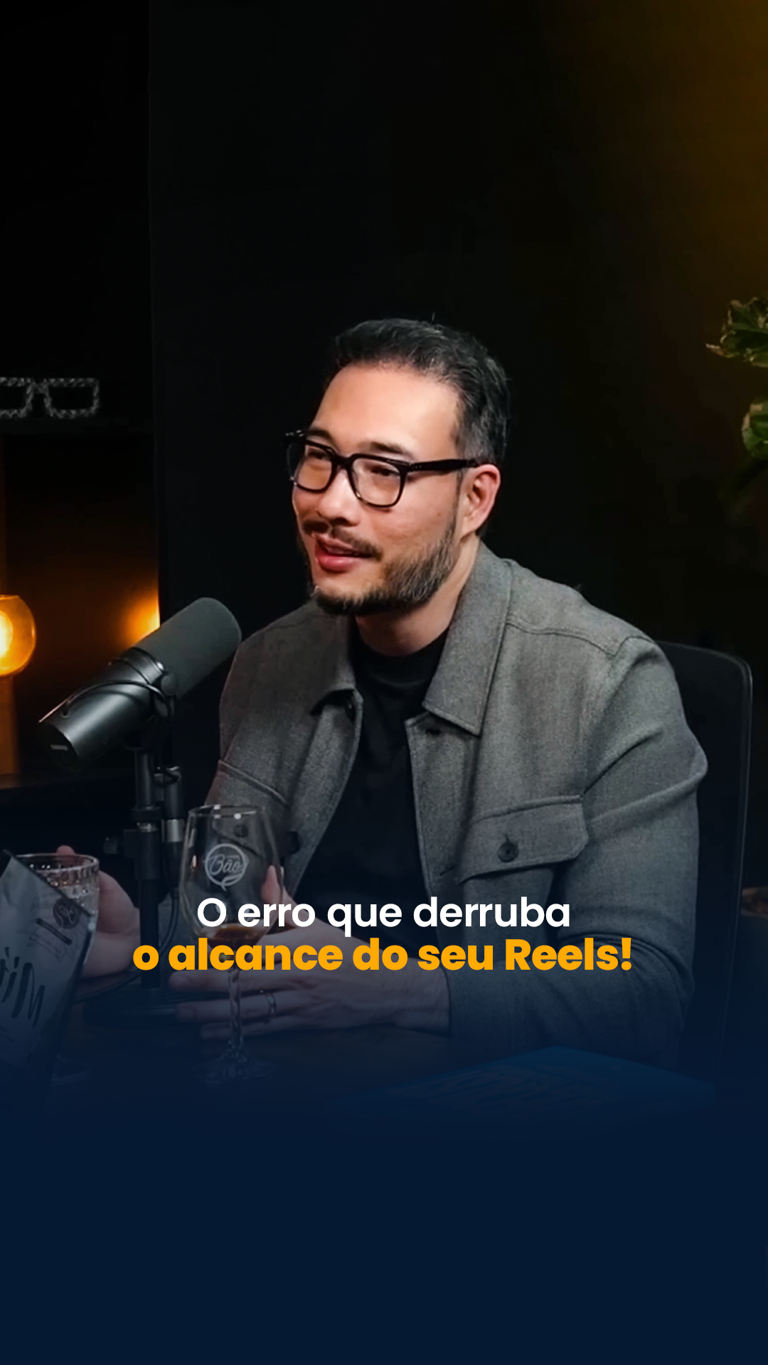 🔍 Seus Reels não estão retendo? 📝 O erro mais comum em conteúdos curtos é tentar contar a história inteira em 30 segundos. Mas a lógica não é essa. Reels, Shorts e TikToks funcionam como trailers: uma amostra que desperta interesse e faz o público querer ver mais. Se você tenta condensar um “livro inteiro” nesse espaço, perde clareza. Mas se entrega um insight direto, com valor real, cria retenção e gera curiosidade para o próximo passo. 📊 No Instagram, o Reels é o formato com maior potencial de descoberta. Ele rompe a bolha dos seguidores e pode entregar seu conteúdo para públicos novos — mas isso só acontece se a primeira camada (seus seguidores mais ativos) engajar bem. Curtidas e compartilhamentos são sinais cruciais. Dados de mercado mostram que Reels com taxa de likes acima de 6% e compartilhamentos acima de 3% tendem a ganhar mais distribuição. (Meta) 🧠 O caminho, portanto, é pensar nos curtos como amostra grátis: entregue algo pessoal (conexão humana) e relevante (útil ou aplicável) antes de tentar vender. Isso ativa a lógica de valor → engajamento → alcance. Ao invés de fazer autopromoção, foque em resolver uma dor, ensinar algo prático ou provocar uma reflexão rápida. É isso que transforma segundos em impacto. 🚀 Lembre-se: redes sociais não são vitrines, são conversas. Cada Reels que você posta precisa funcionar como convite para continuar essa conversa. Use perguntas na legenda, edições dinâmicas e ganchos fortes. Assim, seu conteúdo curto se torna porta de entrada para algo maior — seja um carrossel, um vídeo longo no YouTube ou até uma oferta. Faz sentido? 🎬 Recorte do podcast da @agenciaguiase