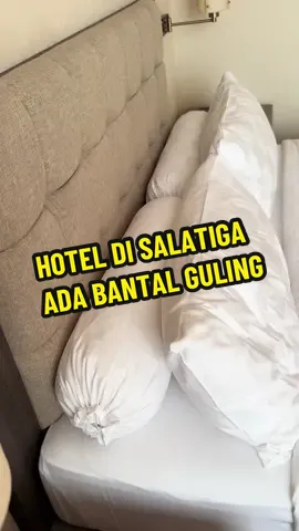 Hotel di Salatiga ini menawarkan kenyaman rumah, karena menambahkan bantal guling di tempat tidurnya. Sengaja pesan kamar tanpa sarapan, karena lokasinya cuma beberapa dari Pasar Salatiga. #hotelsalatiga #grandwahidhotel #wisatasalatiga 