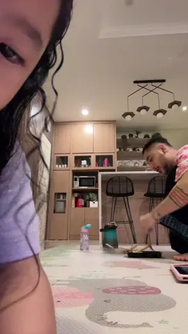 Bisa bisanya ditengah nyuapin dia minjem hp pengen tiktokan lalu bagoyang seperti ini 😭