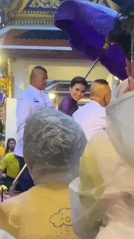 แม้จะตรัสไม่ค่อยจะเก่งนัก  แต่การกระทำที่แสดงออกว่ารักต่อสมเด็จพระนางเจ้าฯ พระบรมราชินีนั้นชัดเจนเสมอมา 💛💜  ในช่วงที่สายฝนโปรยลงมา  ท่ามกลางสายฝนนั้นเราได้เห็นถึงความรักความห่วงใยของพระบาทสมเด็จพระเจ้าอยู่หัว ที่ทรงห่วงว่าสมเด็จพระนางเจ้าฯ นั้นจะเปียกฝน  จึงให้ข้าราชบริพารนำร่มไปกางให้สมเด็จพระนางเจ้าฯ พระบรมราชินีแทน 🥰 ขอบคุณ คุณ NuQueen36 ที่นำคลิปและเรื่องราวดี ๆ มาให้ทุกคนได้รับชมค่ะ  #ในหลวงพระราชินี #ในหลวงรัชกาลที่10 #พระราชินีสุทิดา #queensuthida #ทรงพระเจริญ 