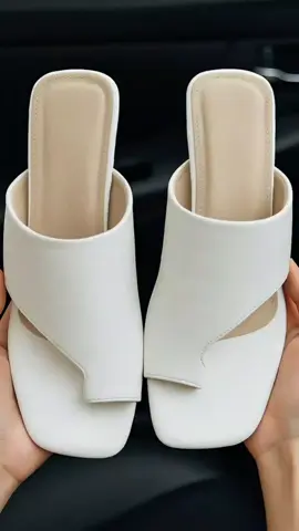 Cari heels yang tinggi tapi tetap nyaman dipakai lama?” “Heels jumbo ini bikin langkahmu makin elegan & percaya diri ✨” “Nggak cuma stylish, tapi juga stabil & nyaman seharian!”