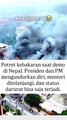 Gelombang protes yang memanas diwarnai dengan pembakaran sejumlah gedung simbol negara dan kediaman pribadi para politisi. Beberapa di antaranya adalah Gedung Parlemen, Kediaman Perdana Menteri, Rumah Politisi Lainnya.  Eskalasi protes yang tak terkendali berdampak langsung pada para pejabat tinggi negara: • Perdana Menteri dan Presiden Mundur: Menghadapi tekanan massa yang masif, Perdana Menteri KP Sharma Oli dan Presiden Ram Chandra Poudel mengumumkan pengunduran diri mereka. • Serangan terhadap Menteri: Sejumlah menteri menjadi sasaran kemarahan warga. Beredar rekaman yang menunjukkan Menteri Keuangan Bishnu Paudel dan Menteri Luar Negeri Arzu Rana (yang juga istri mantan Perdana Menteri Sher Bahadur Deuba) diserang oleh massa. • Korban Jiwa di Kalangan Keluarga Pejabat: Istri dari mantan Perdana Menteri Jhalanath Khanal dilaporkan tewas setelah rumahnya ikut dibakar dalam kerusuhan tersebut. Pasca pengunduran diri para pemimpin dan kegagalan aparat kepolisian mengendalikan situasi, militer Nepal dilaporkan telah mengambil alih keamanan di ibu kota, Kathmandu. Jam malam diberlakukan di beberapa wilayah untuk meredam kerusuhan lebih lanjut. Aksi ini merupakan salah satu gejolak politik terbesar dalam sejarah modern Nepal. ——————————————————————— Berbagi Konten Bermanfaat Setiap Harinya Follow @novum_id untuk konten  bermanfaat lainnya.  #novumid #indonesia #nepobaby #nepalimuser #nepalitiktok  SC: tt@sandip_019