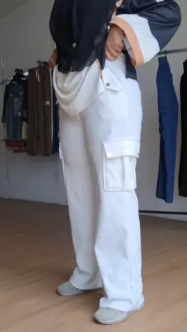 warna white limited tau, sapa cepat dia dapat! grab sekarang kat beg kuning! #cargopants #cargopantsoufit #UnisexWear #StreetwearMalaysia #OOTDMalaysia 