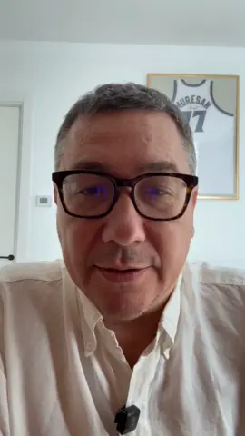 Tocmai ni s-au luat 10% din bani prin inflație: din salariu, din pensie, din economii, din tot ce avem. 10% din ceea ce a obținut fiecare român prin munca lui! Fără să ne dăm seama, fără să ne întrebe cineva, fără ca cineva să fie tras la răspundere! PNL și USR promiteau în campaniile electorale că doar cu ei ne vom salva economic. Iată cum ne „salvează”! Astăzi, și Grindeanu vine să ne „salveze” cu un nou Plan Economic, plin de vorbe goale, scris pe o hârtie fără valoare, care nu se va aplica niciodată cât timp el ține PSD prizonier al PNL și USR! Nu a trecut nici măcar un an de când am făcut toți campanie, cu bună-credință, în noiembrie 2024, cu Planul PSD care prevedea creșterea pensiilor, TVA și taxe reduse, sprijin pentru firmele românești și pentru proiectele de dezvoltare locală. Între timp, în Coaliție și în Guvern s-a făcut exact invers! Așa că s-a hotărât, încă o dată, să se lanseze un nou Plan Economic pe care nu îl mai cred nici câinii maidanezi din fața sediului de la K10! Dezastrul și criza economică nu se rezolvă cu încă un plan mincinos, ci cu seriozitate și profesionalism, cu atenție la problemele reale ale oamenilor!