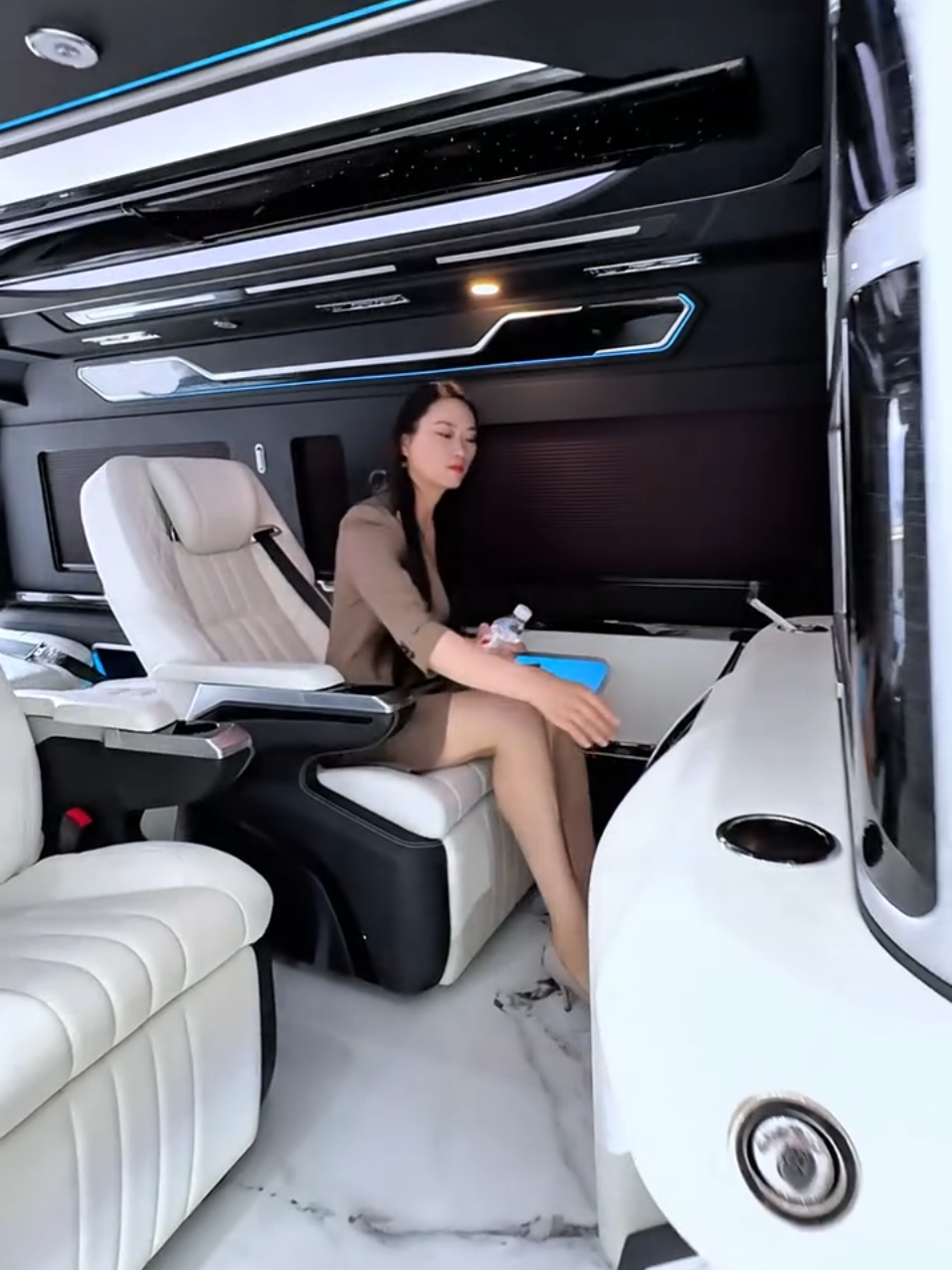 Step Into Space & Style – HiAce 2025 🚪🚐