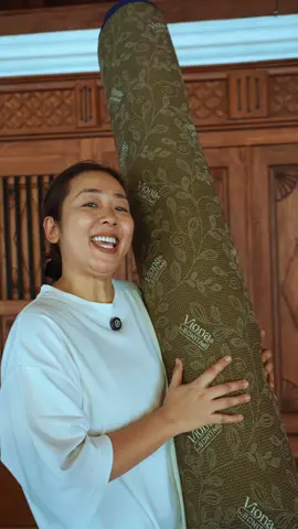 Joget yo joget, tapi ojo sampe kesleo rek! 💃🕺 Aku wae jogetan di atas karpet Viona tetep aman, ora selip, ora kempes! Ra percoyo? Cobain dewe, checkout saiki ben ora ketinggalan trend! #KarpetViona #PilihanKeluargaIndonesia #VionabyBonita #KarpetBusaMalaysia @Viona By Bonita 