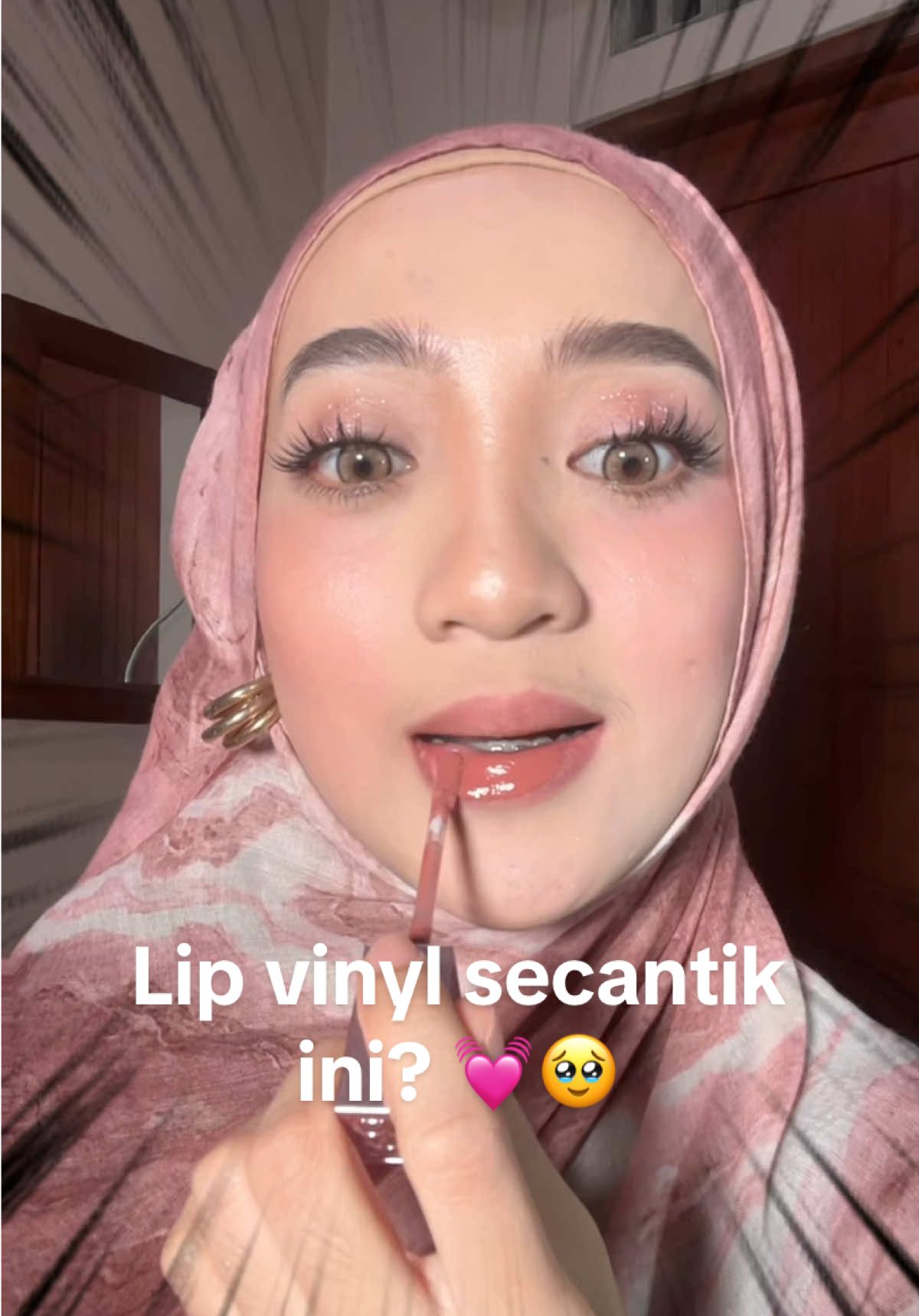 Glossy lips all day tanpa lengket 💖 Lip vinyl ini bikin bibirku auto juicy dan keliatan cantik banget loh #lipvinyl #rekomendasilipvinyl #clearlytahanbanting #pixy #pixycosmetics 